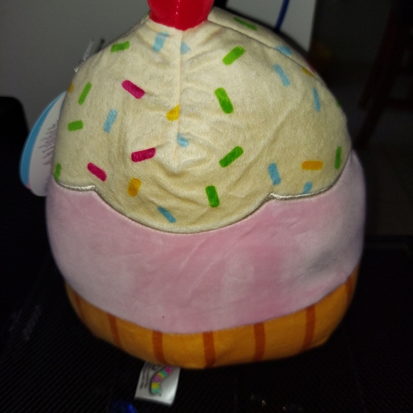 Squishmallow Clara the Cupcake - Picture 2 of 4